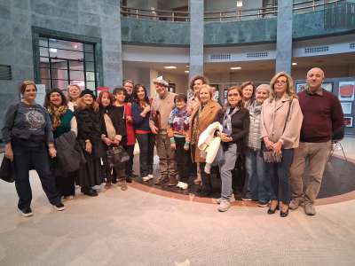 La nuova pubblicazione raccoglie il lavoro di 107 autori tra pittori, fotografi e scrittori accomunati dal medesimo intento: usare il proprio talento per una buona causa (nella foto Santa Vetturi � al centro)